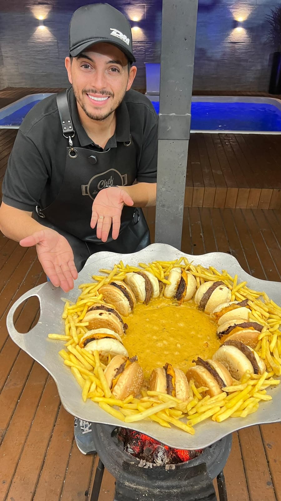 Hambúrgueres com cheddar e batata frita no disco de arado