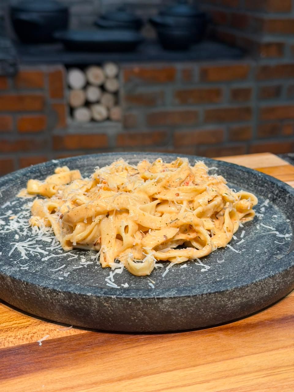 Massa cremosa com queijo brie no disco de arado