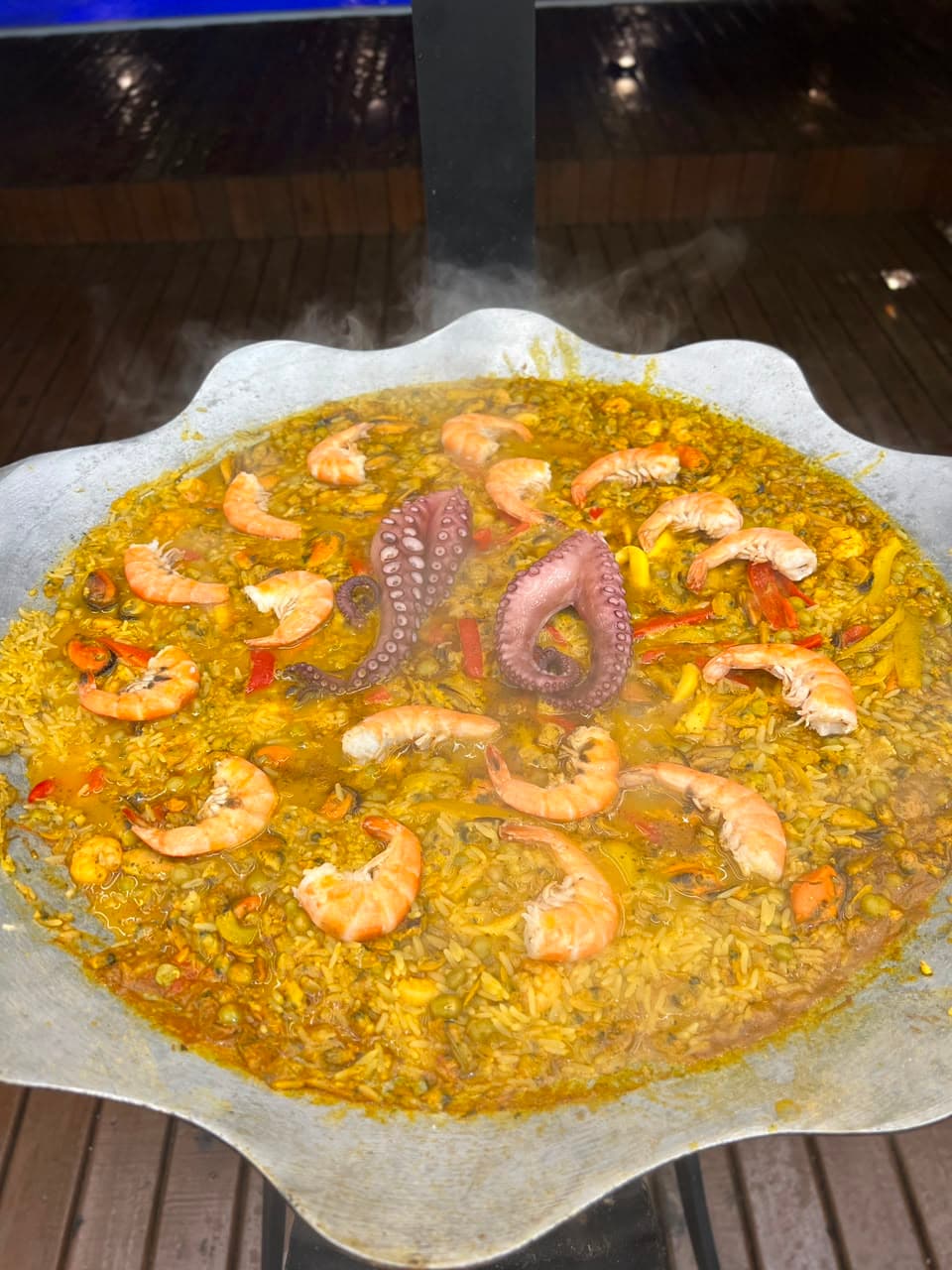 Paella de frutos do mar com camarão e polvo no disco de arado