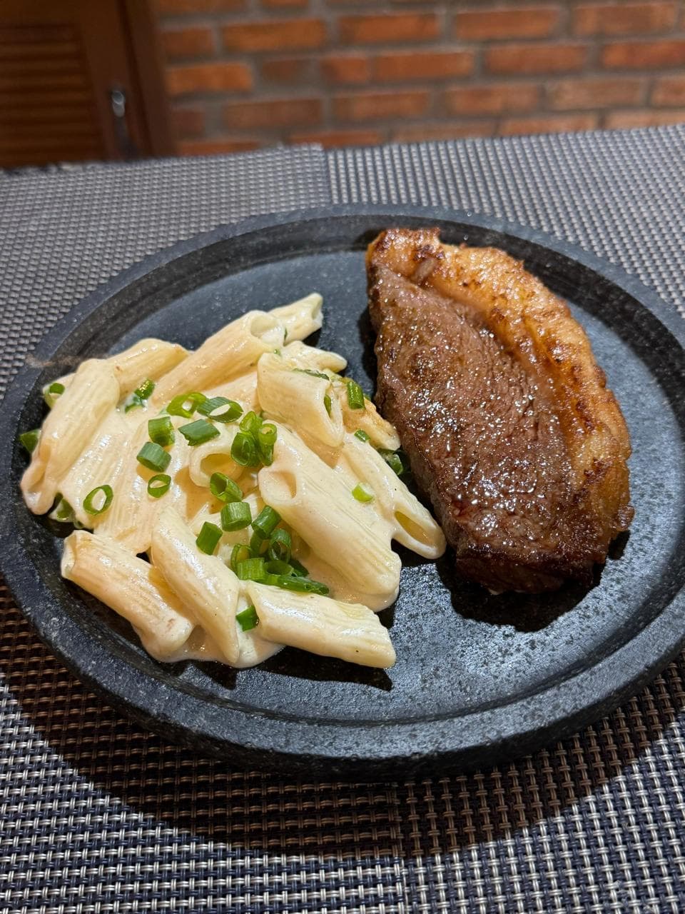 Penne ao molho de queijo com picanha grelhada