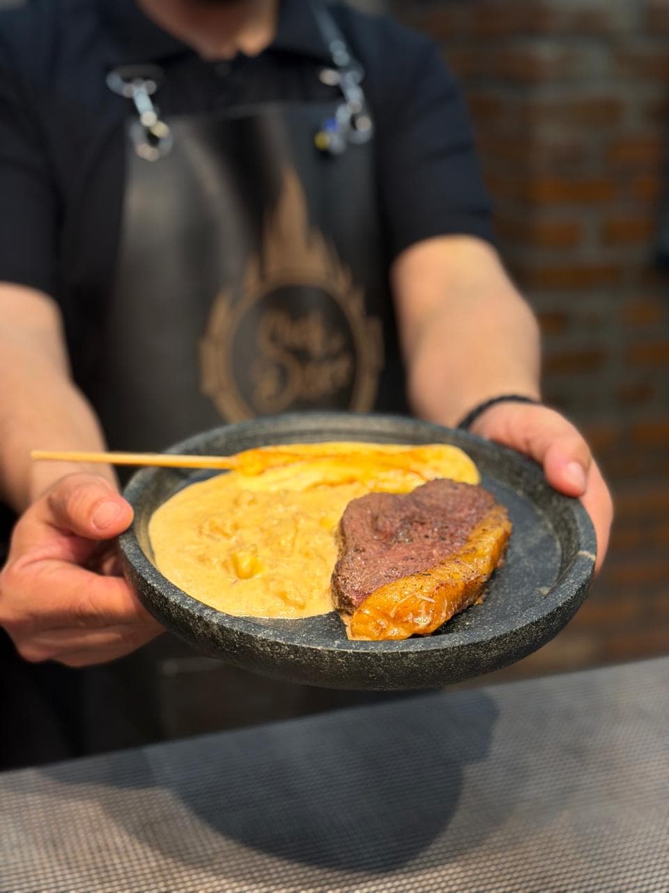 Picanha com molho de queijo e abacaxi no disco de arado