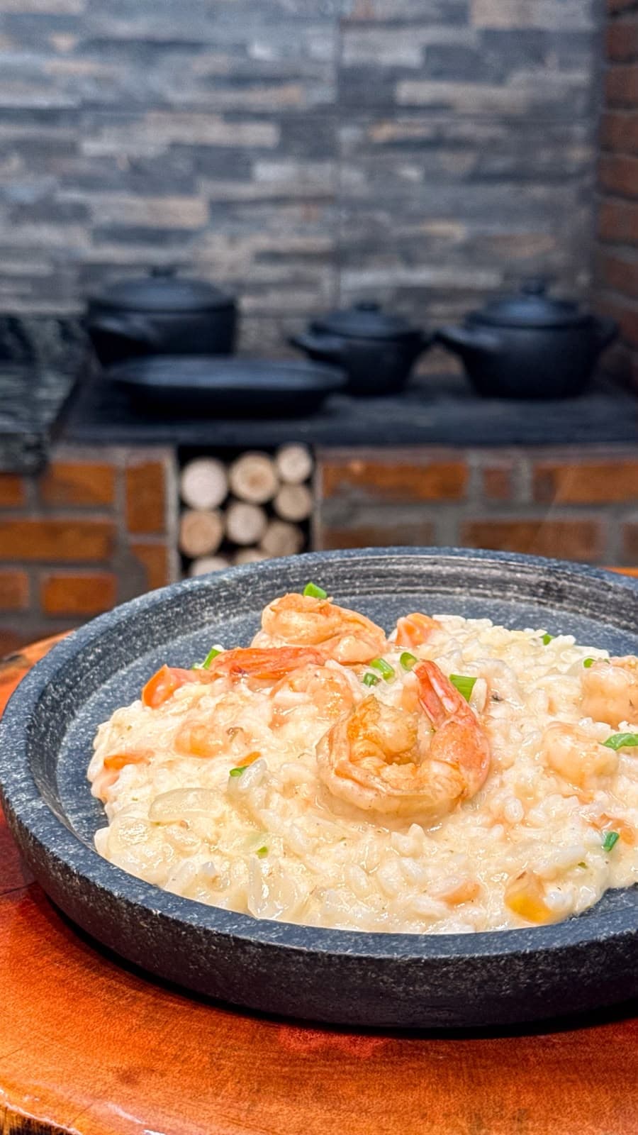 Risoto cremoso de camarão no disco de arado