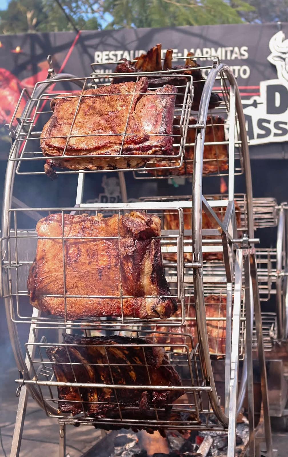 Roda Gigante de Costelas com carnes assando ao vivo
