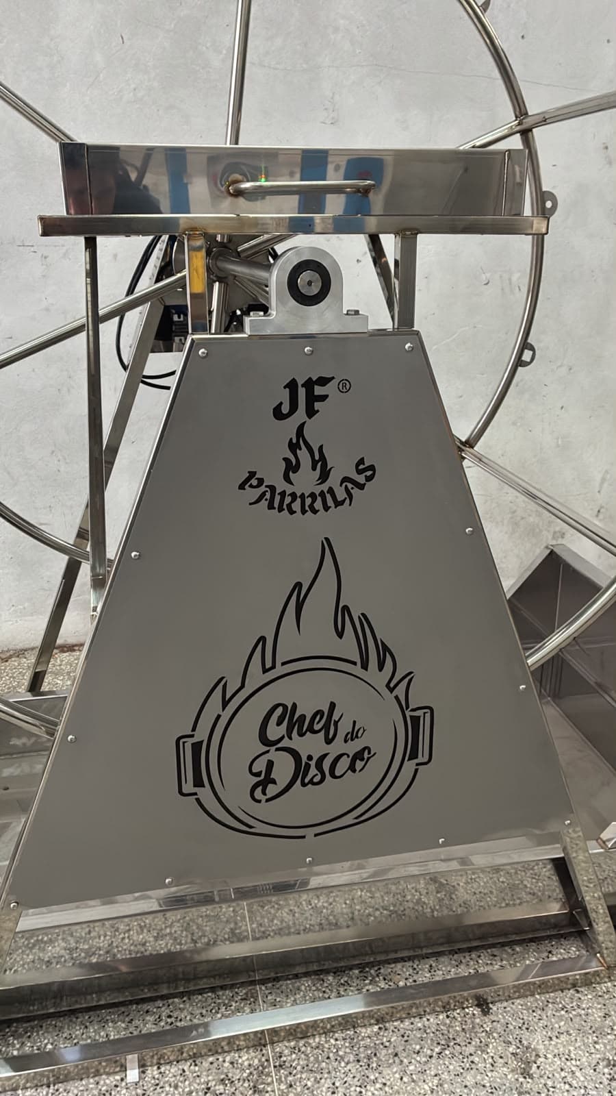 Detalhe da estrutura em inox da Roda Gigante de Costelas Chef do Disco