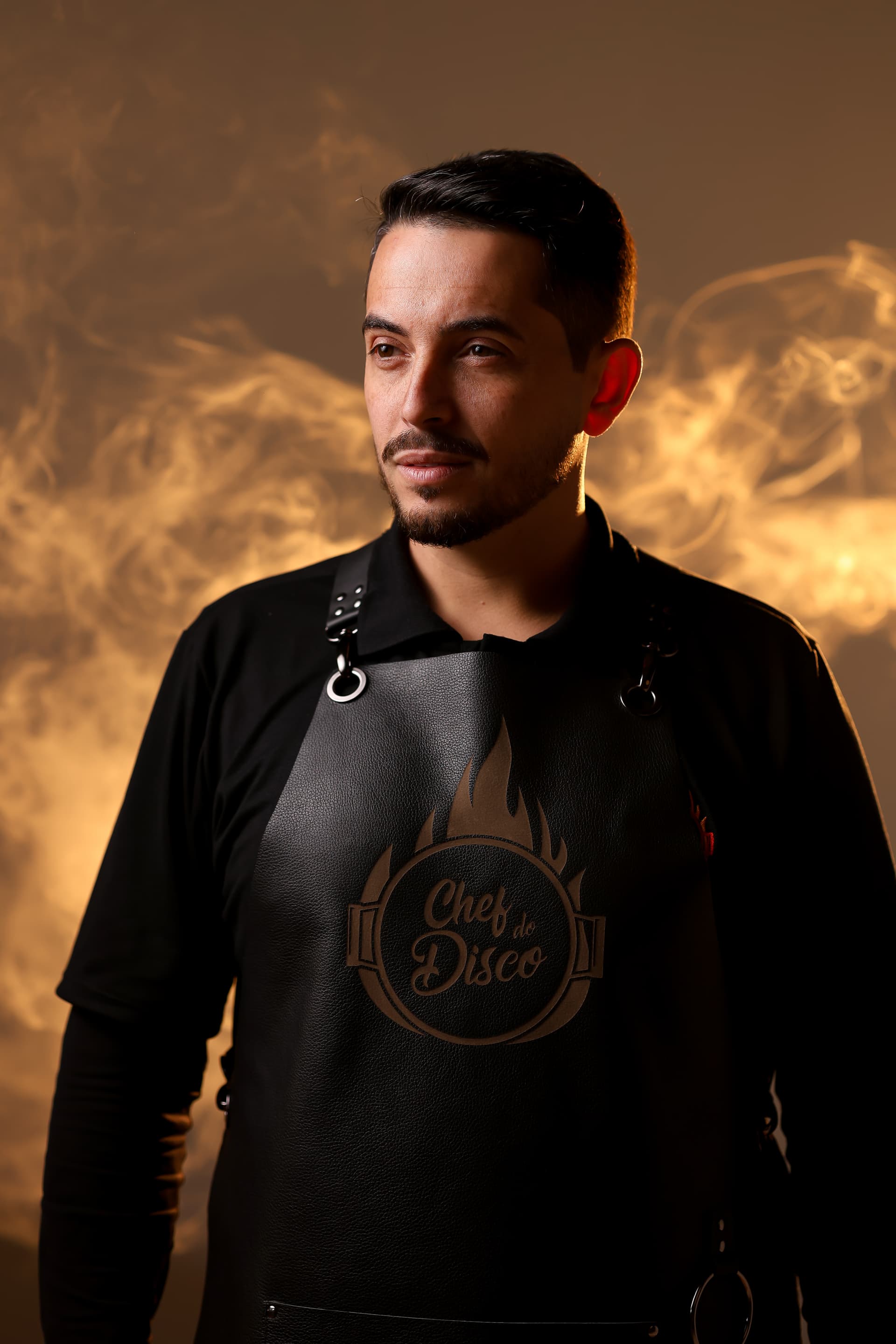 O Chef do Disco no seu evento — chef com faca artesanal diante de fundo esfumaçado