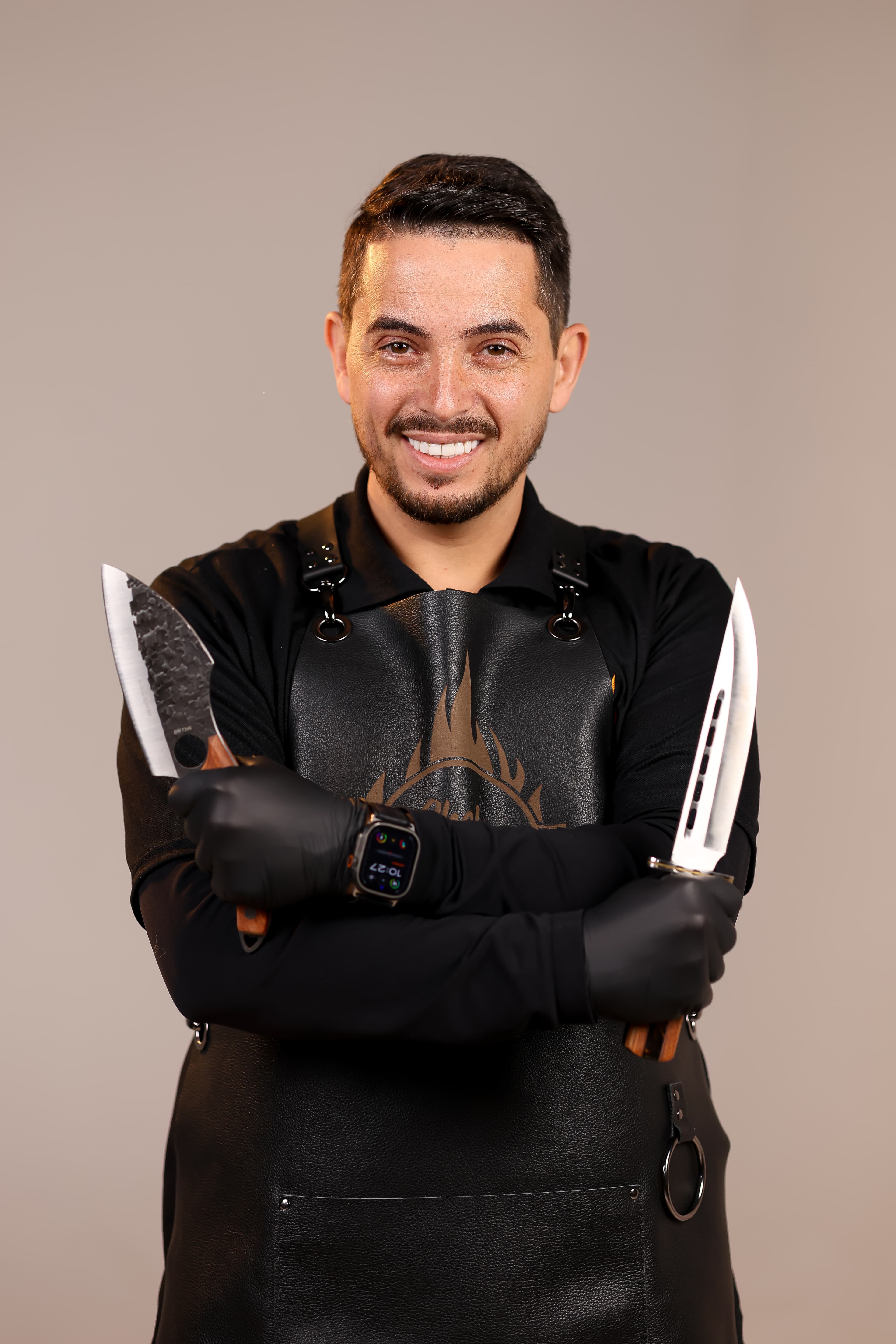 Vinicius Barreto, fundador da Chef do Disco, com facas de churrasco artesanais